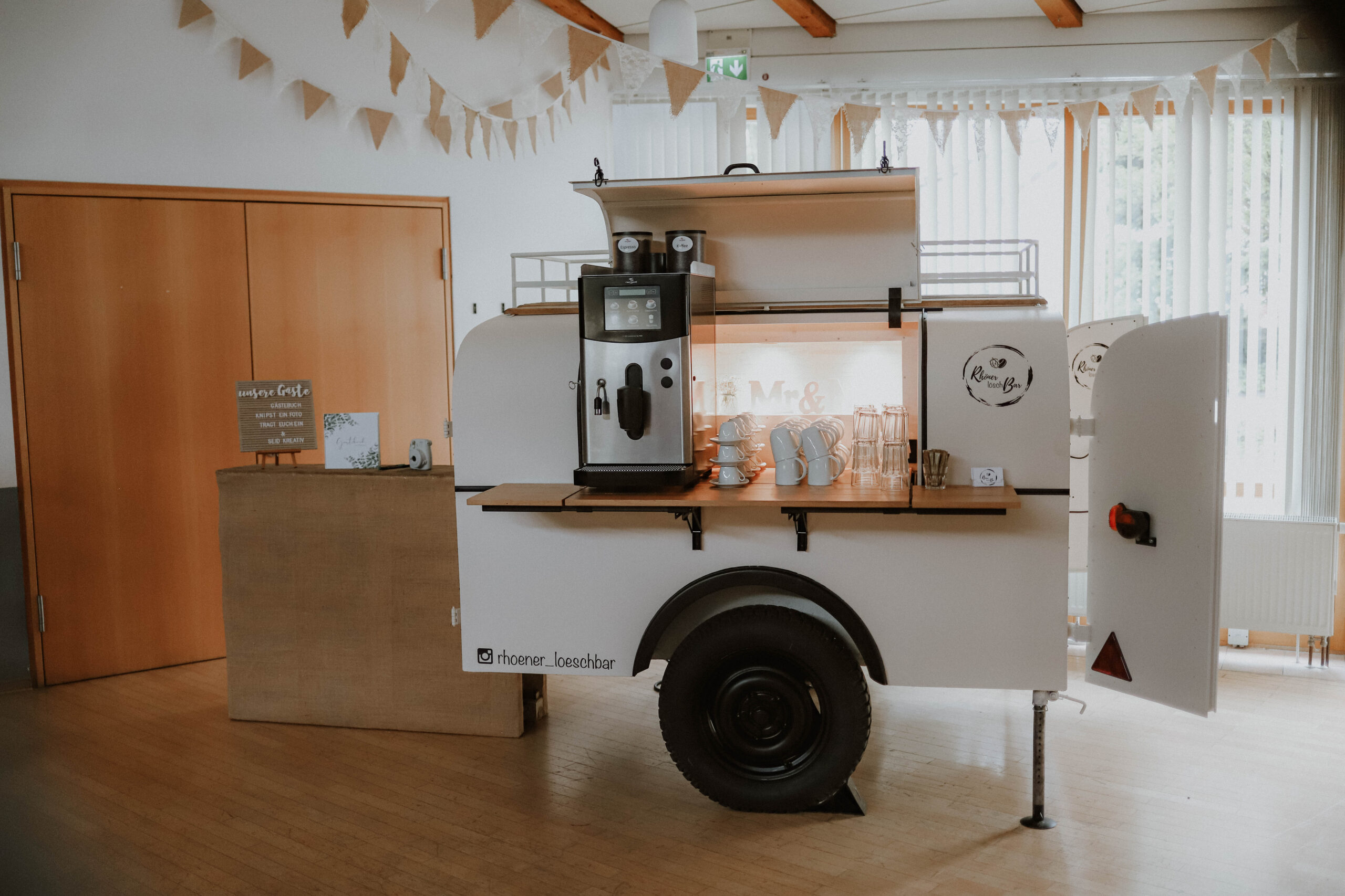 Die Rhöner löschBar als Kaffeebar bei einer Feier, mit Kaffeemaschine und Gläsern