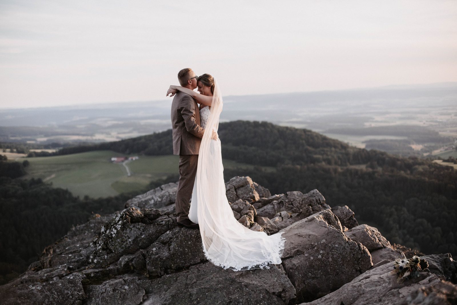 Brautpaar bei einem Shooting auf einem Felsen mit Blick über die Rhön