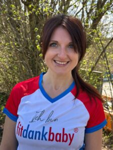Silke Novotný im fitdankbaby-Shirt, Porträt im Freien