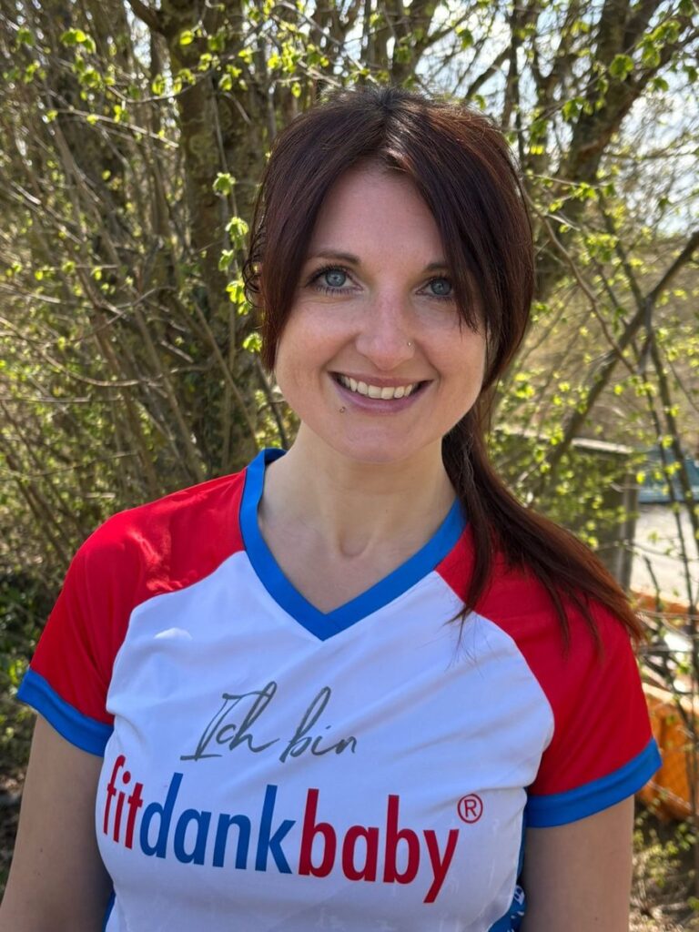 Silke Novotný im fitdankbaby-Shirt, Porträt im Freien