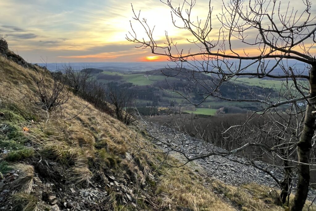 Sonnenuntergang über der Rhöner Landschaft, gesehen vom Hang der Milseburg