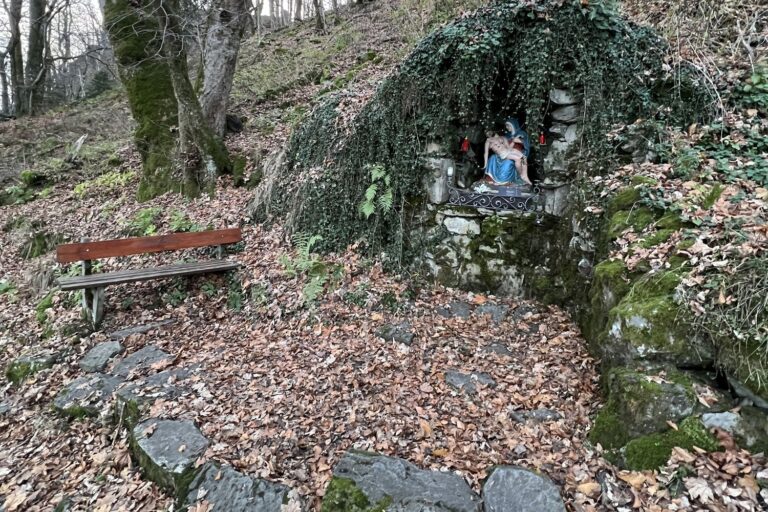 Wanderweg zur Milseburg mit Holzbank und einer kleinen Grotte mit Marienfigur