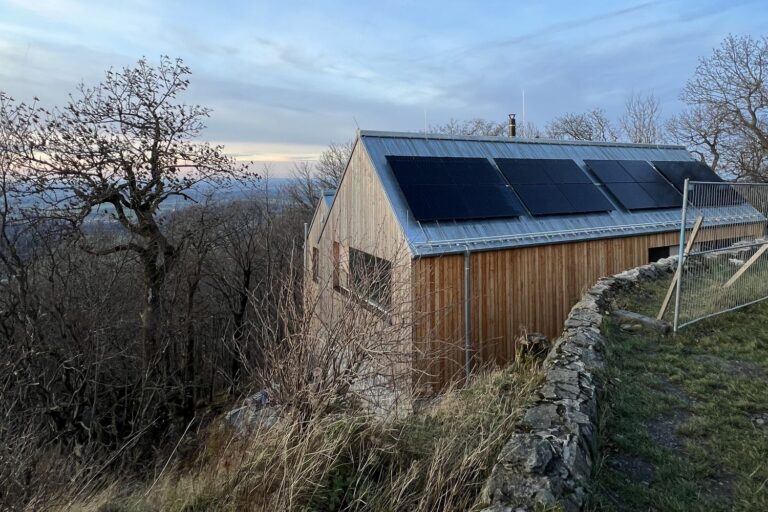 Neu gebaute Milseburghütte HeiMatt aus Holz mit Solarmodulen auf dem Dach