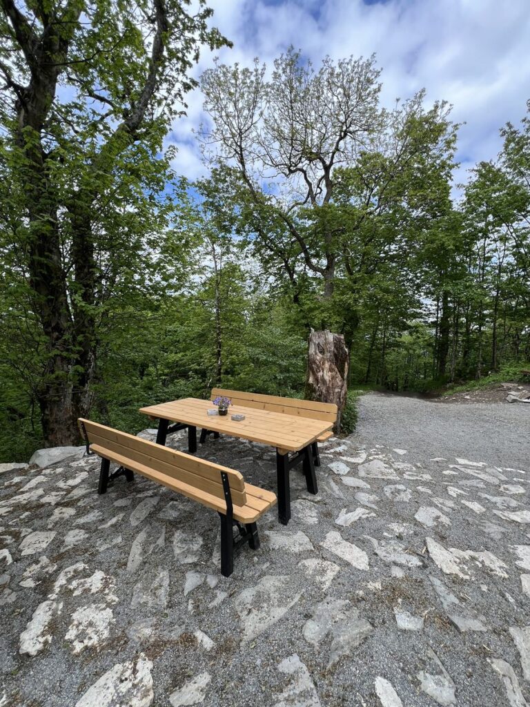Holztisch mit Bänken auf dem Felsplateau bei der Milseburghütte HeiMatt