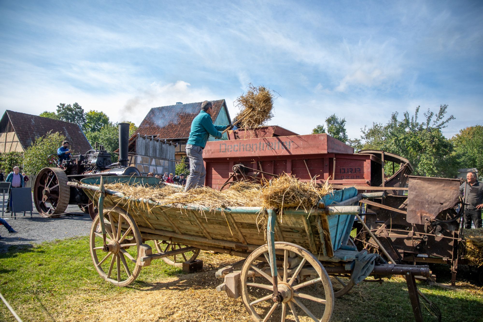 Historische Dreschmaschine und beladener Leiterwagen im Fränkischen Freilandmuseum Fladungen