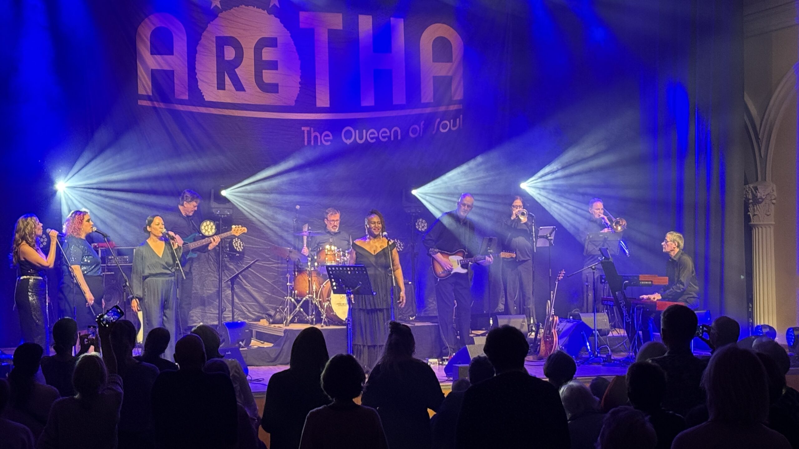 Band ARETHA – The Queen of Soul live auf der Bühne in blauem Licht
