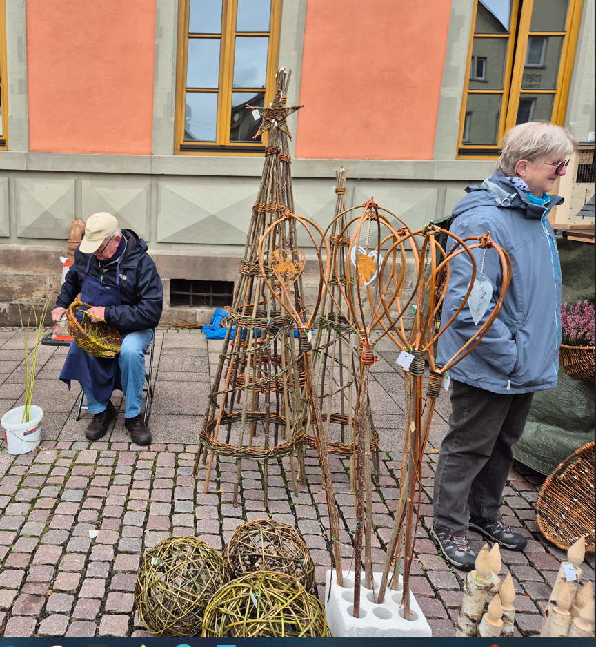 Kunsthandwerker mit geflochtenen Weidenobjekten auf dem Marktplatz Bischofsheim