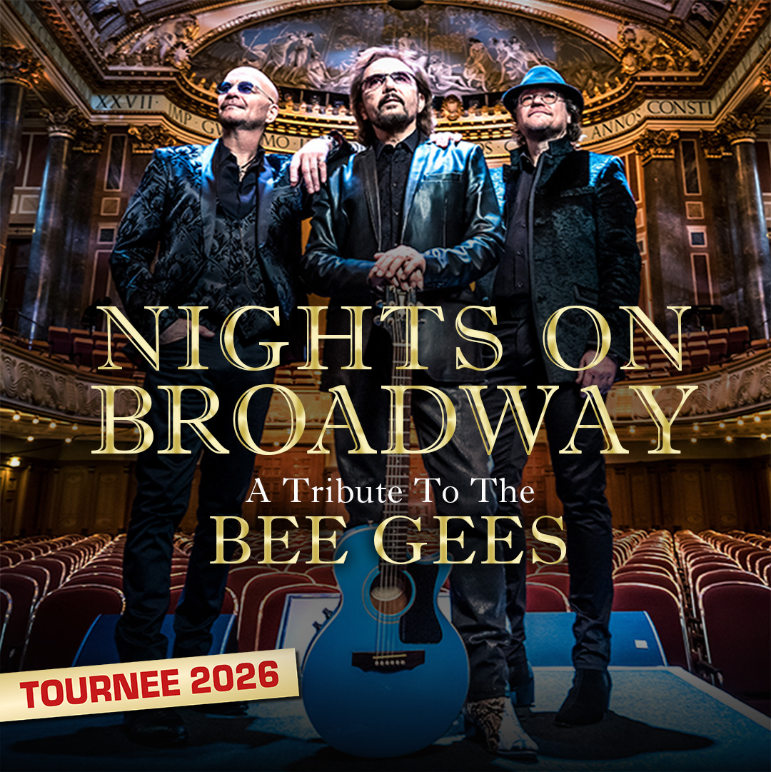 Die drei Musiker von Nights on Broadway mit Gitarre auf einer Theaterbühne