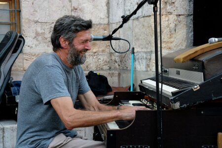 Andi Geyer lachend an der Hammond-Orgel
