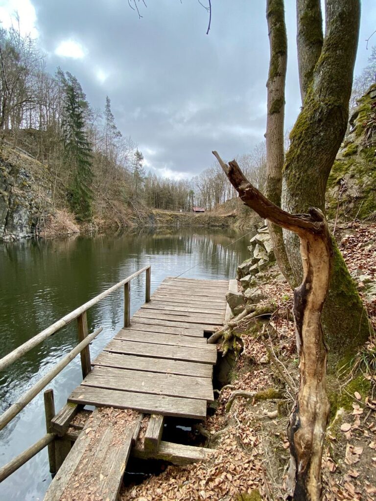 Alter Holzsteg am Ufer des Basaltsees Ulmenstein im Frühjahr