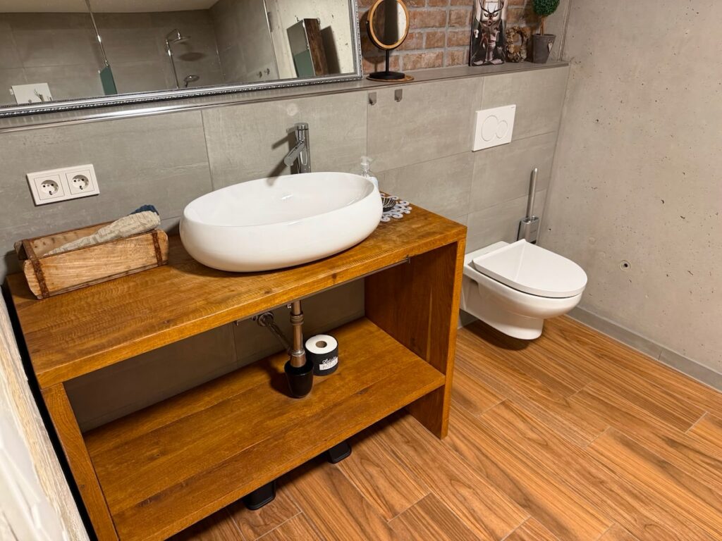 Bad der BUDE.29 mit Waschtisch aus Holz und WC
