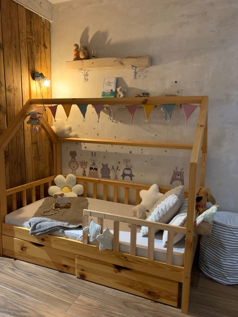 Kinderbett in Hausform mit Wimpelkette in der BUDE.29