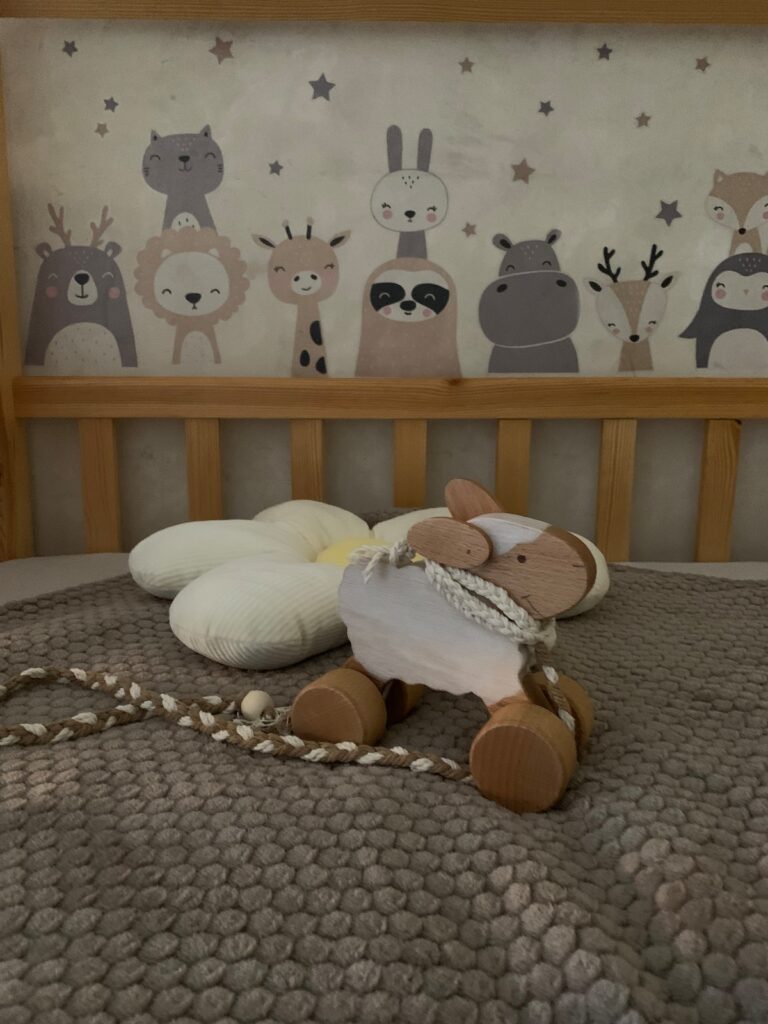 Kinderbett mit Tiermotiven an der Wand und Kuscheltier in der BUDE.29
