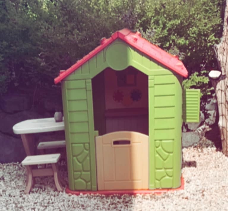 Buntes Spielhaus für Kinder im Außenbereich der BUDE.29