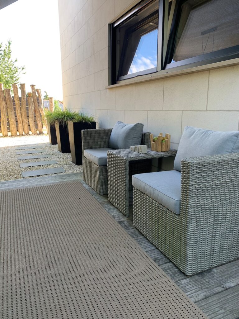 Sitzgruppe aus Geflecht auf der Terrasse der BUDE.29