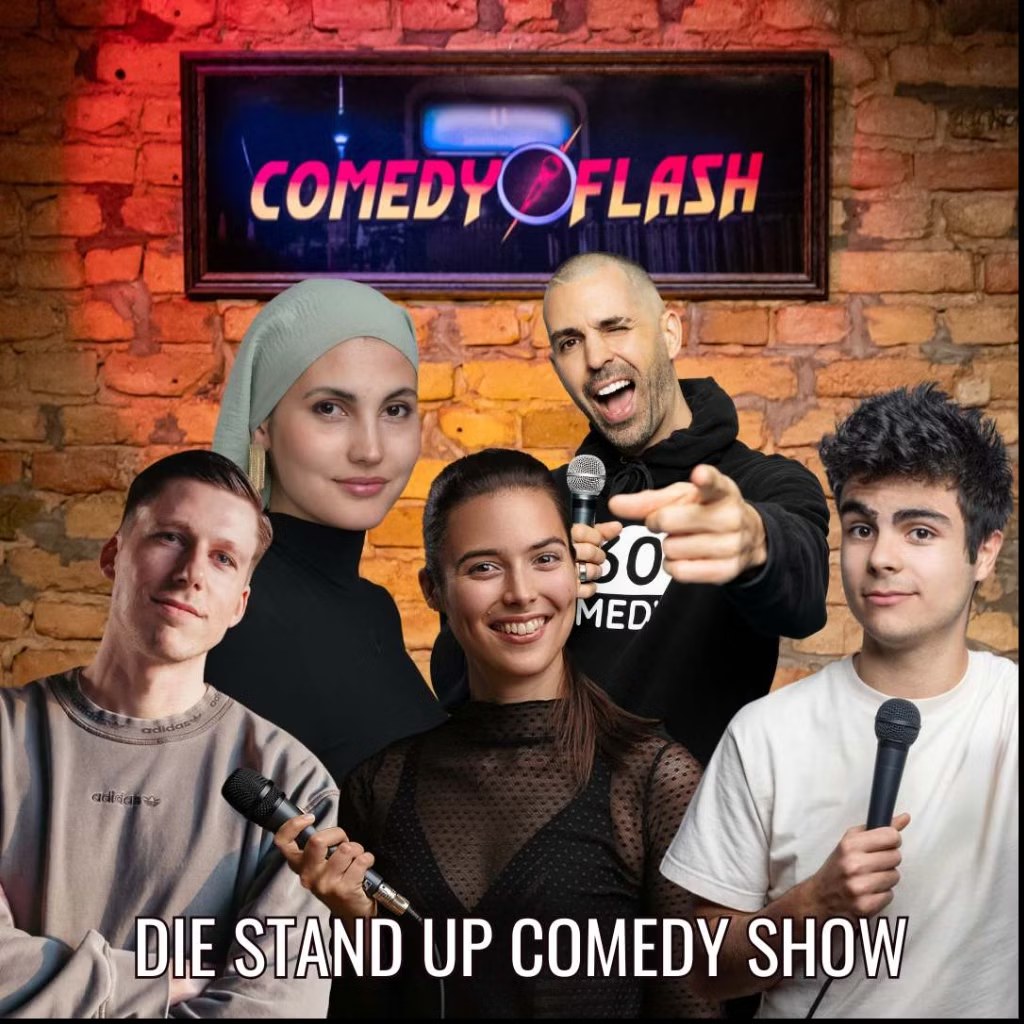 Fünf Comedians mit Mikrofonen vor einer Backsteinwand, darüber das Leuchtschild Comedyflash, unten der Schriftzug Die Stand Up Comedy Show