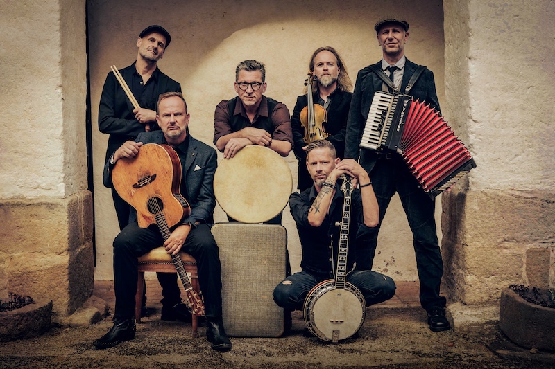 Die Band Fiddler's Green – Pressefoto zur Tour 20 Years of Drive Me Mad 2027