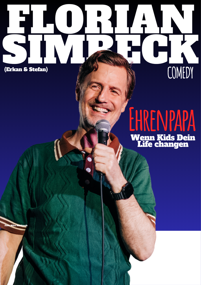 Plakat von Comedian Florian Simbeck mit Mikrofon zum Programm Ehrenpapa