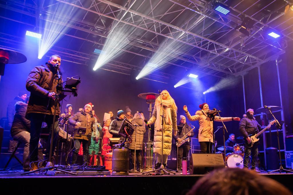 Menschenmenge beim Fuldaer Weihnachtssingen auf dem Domplatz, im Hintergrund die beleuchtete Domfassade