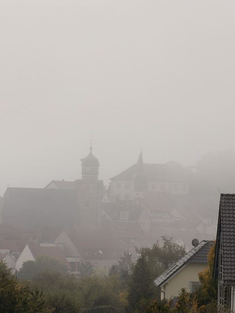 Geisa im Morgennebel: Stadtkirche und Dächer sind nur schemenhaft zu erkennen