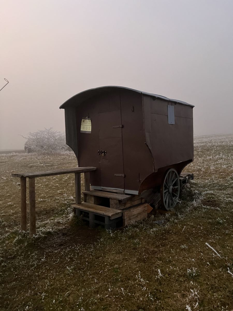 Schäferwagen auf der Wiese am Himmelsschauplatz Nüsttal-Hofaschenbach im Abendlicht, Raureif auf dem Gras.