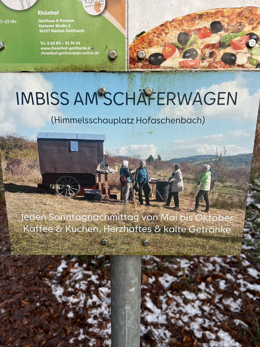 Schild „Imbiss am Schäferwagen“ am Himmelsschauplatz Hofaschenbach im Winter.