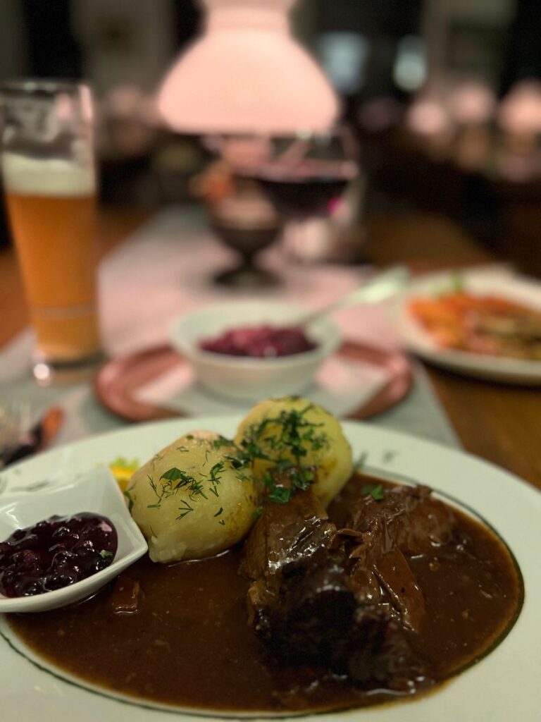 Braten mit Klößen und Rotkraut bei Petroleumlampenlicht im Holzberghof