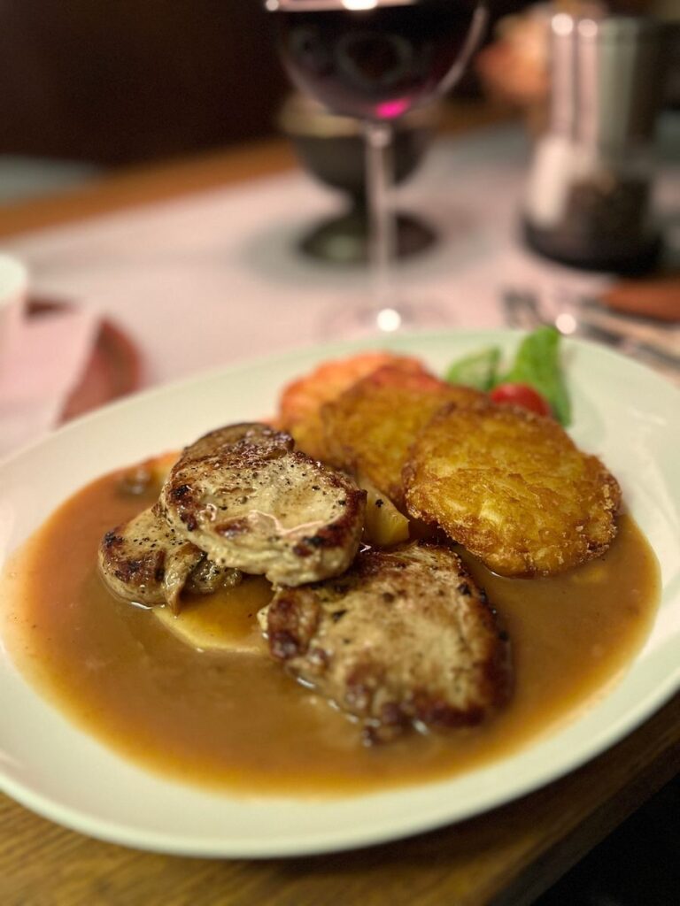 Fleisch in Soße mit Rösti im Jagdschloss Holzberghof