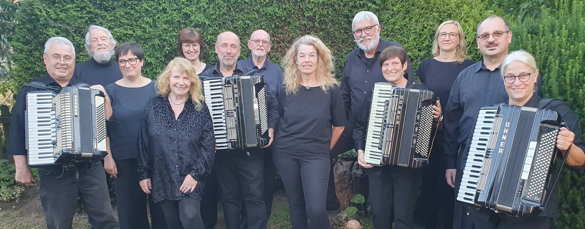 Gruppenfoto des Akkordeon Orchesters Fulda mit Akkordeons
