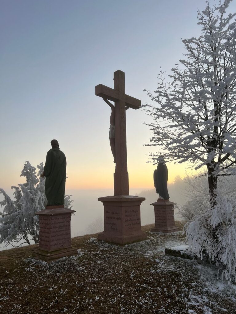Kreuzigungsgruppe an der Laurentiuskapelle bei Mittelaschenbach im Abendlicht, daneben ein Baum mit Raureif
