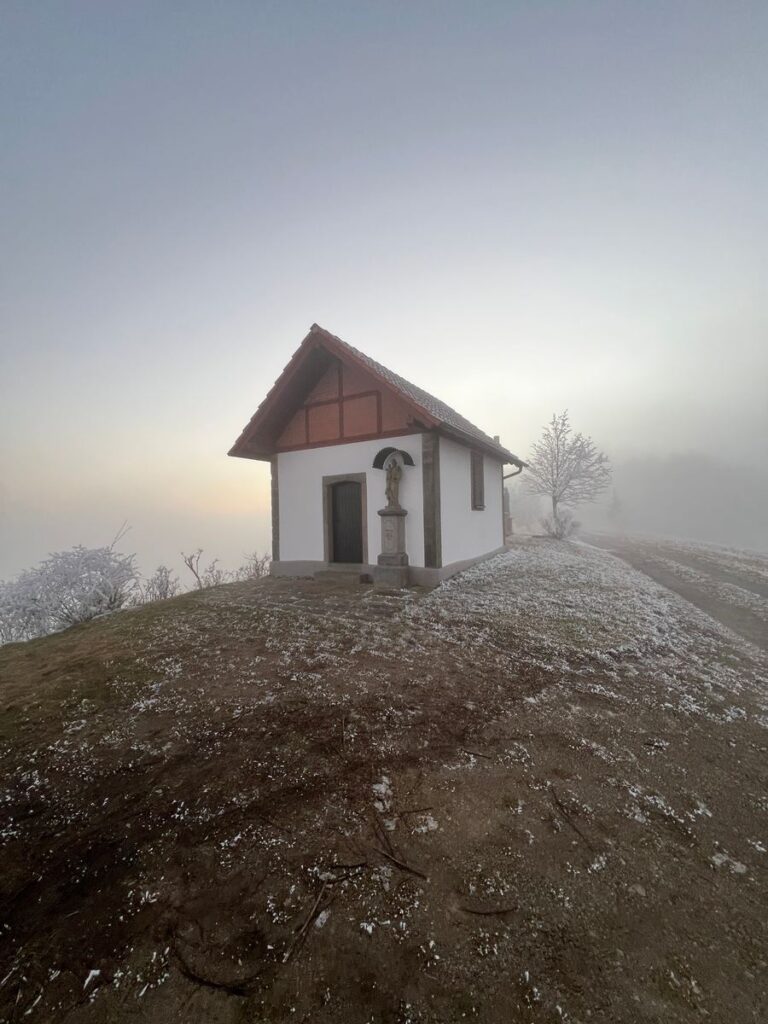 Laurentiuskapelle bei Mittelaschenbach auf einer Kuppe über dem Abendnebel