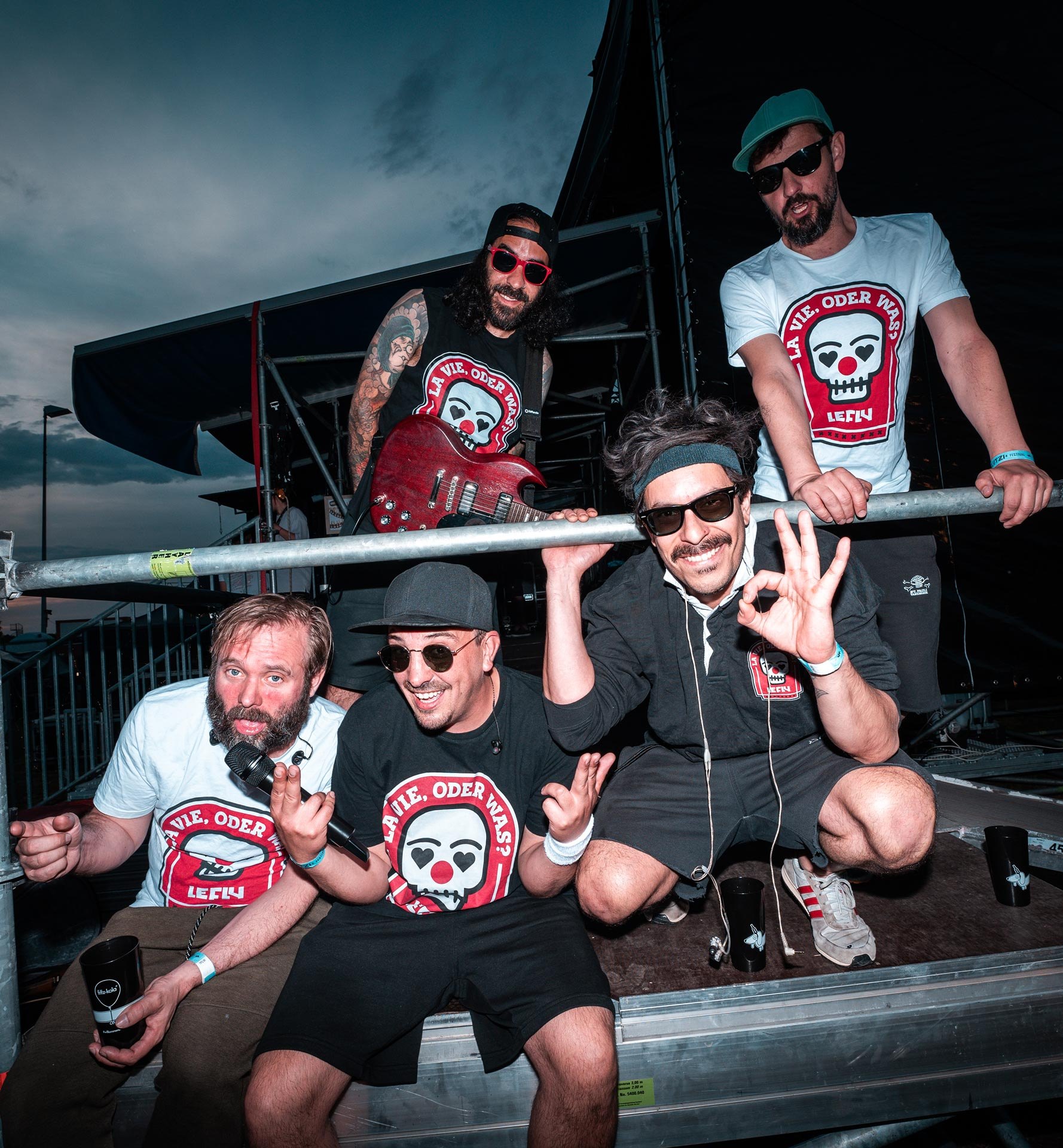 Die Band Le Fly in Bandshirts auf einer Open-Air-Bühne