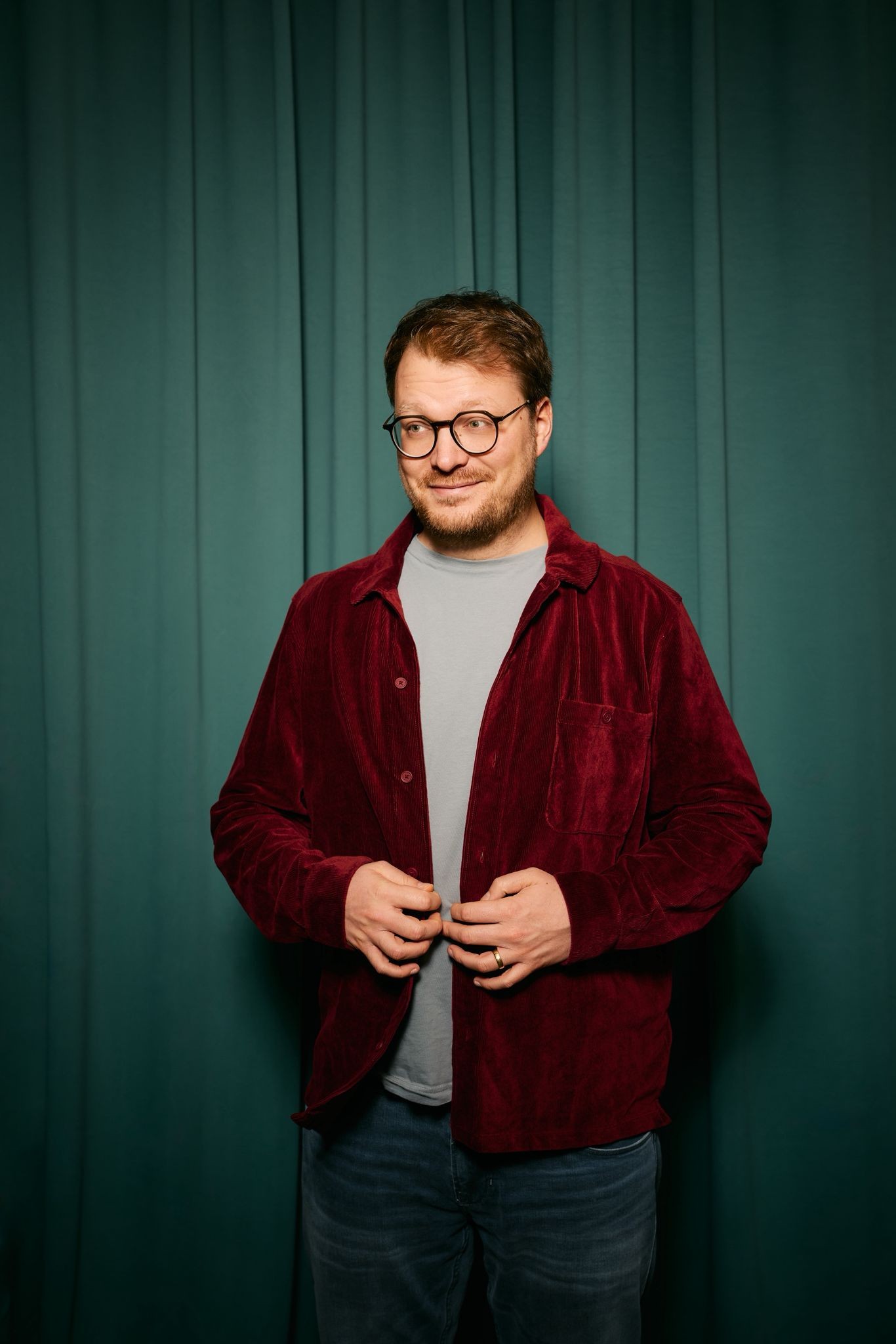 Pressefoto von Comedian Maxi Gstettenbauer zum Programm Komplett absurd