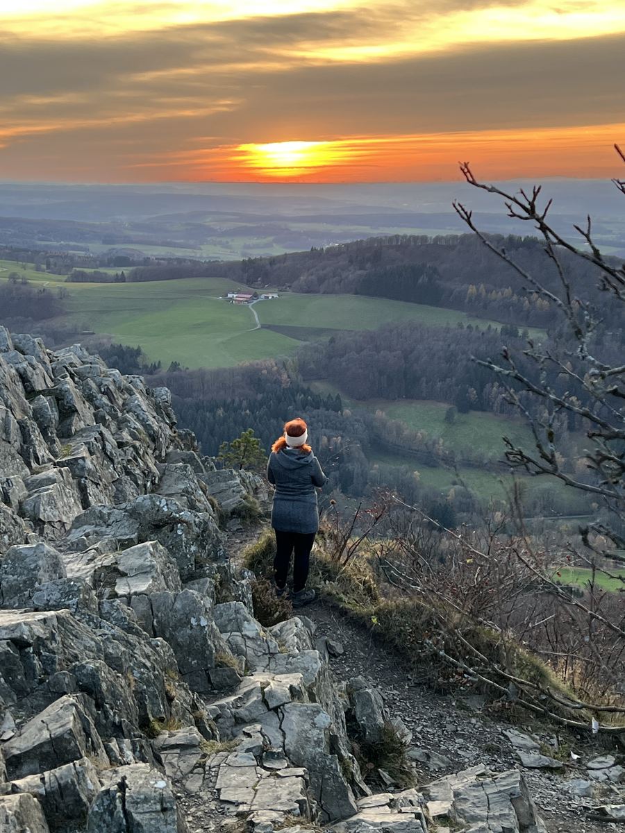 Sonnenuntergang über der Rhön, gesehen von den Felsen der Milseburg.