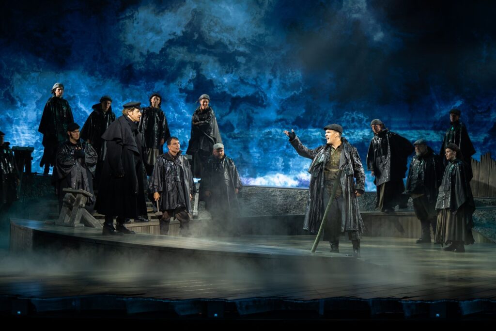 Tanzszene des Ensembles im Musical Der Schimmelreiter im Schlosstheater Fulda.
