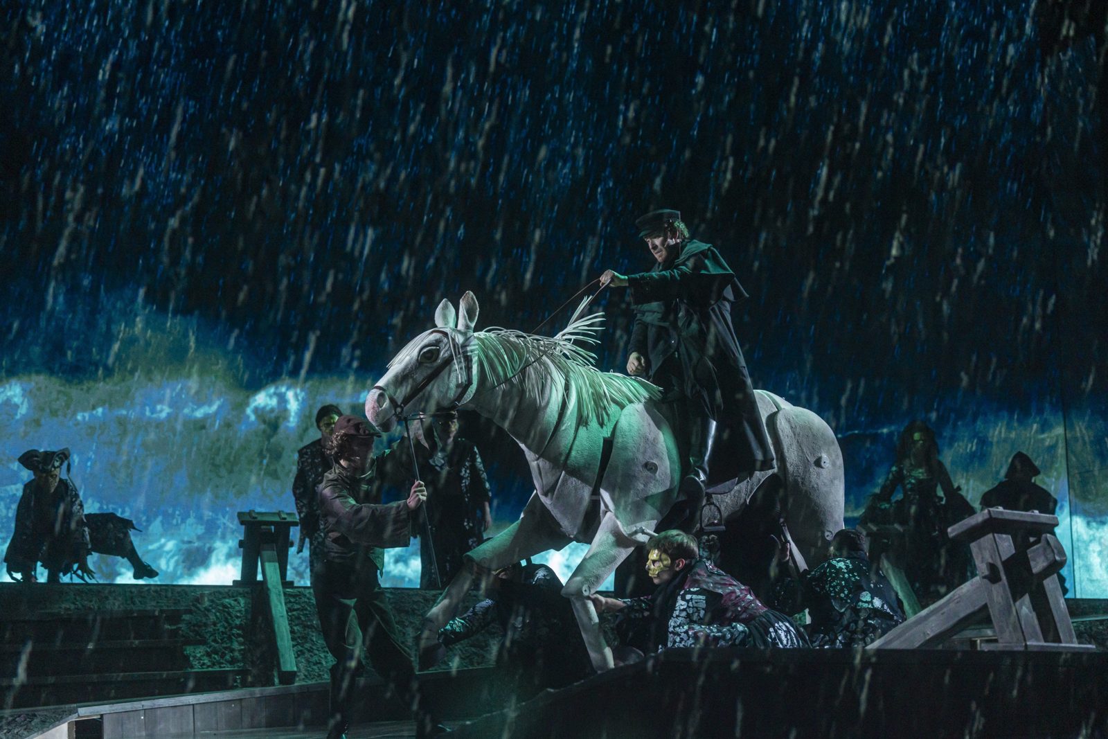 Szene aus dem Musical Der Schimmelreiter im Schlosstheater Fulda: Reiter auf dem Schimmel im Regen auf dem Deich.