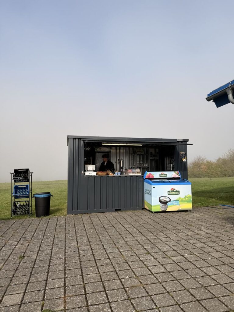 Bar89 am Haus auf der Grenze: Ausschank in einem dunklen Container mit Eistruhe