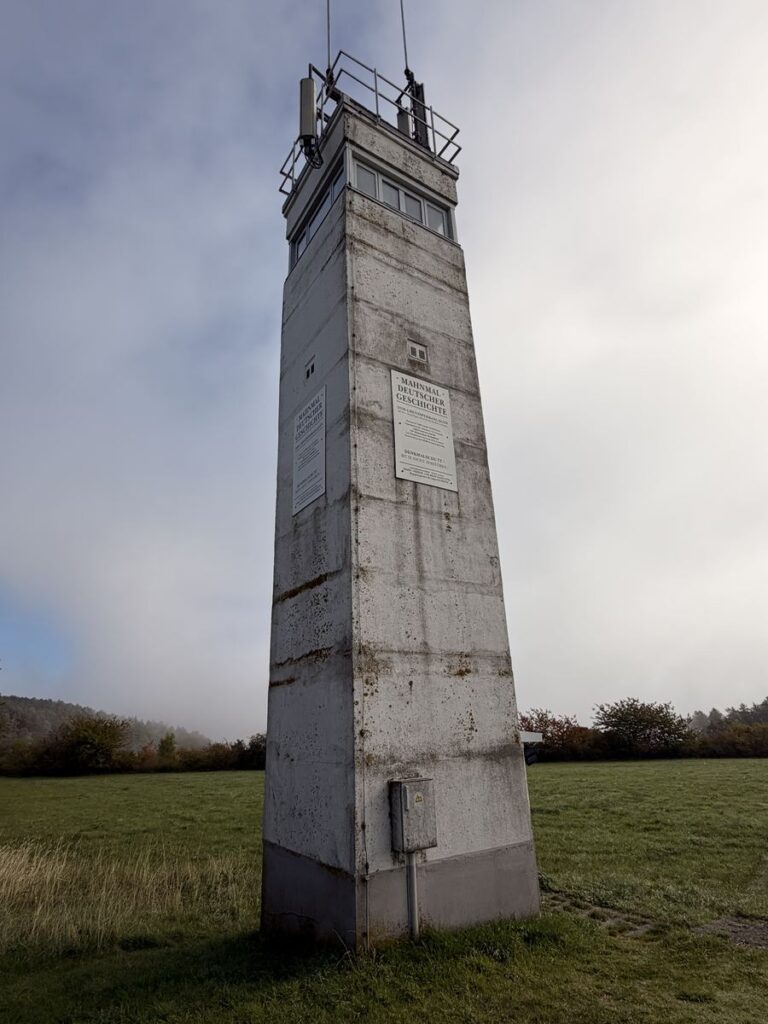 Beobachtungsturm der DDR-Grenztruppen aus Beton an der Gedenkstätte Point Alpha