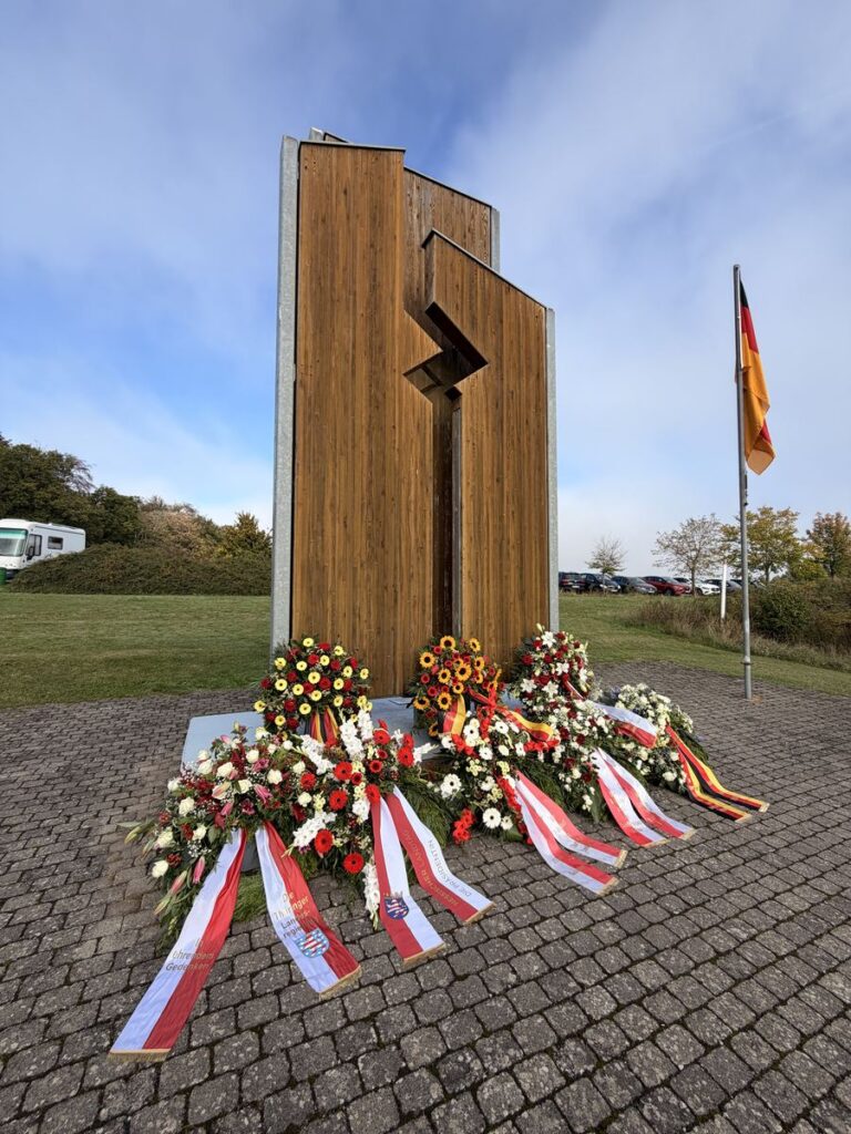 Denkmal der deutschen Teilung und Wiedervereinigung am Point Alpha mit Kränzen und Deutschlandfahne