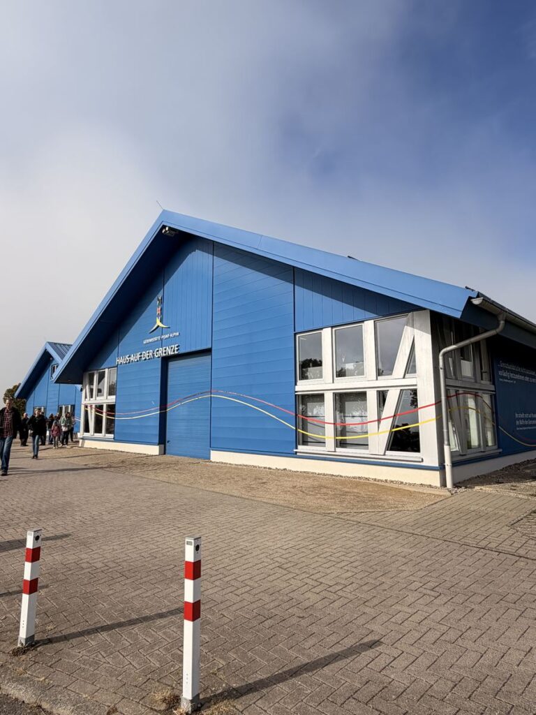 Haus auf der Grenze: blaues Museumsgebäude der Gedenkstätte Point Alpha