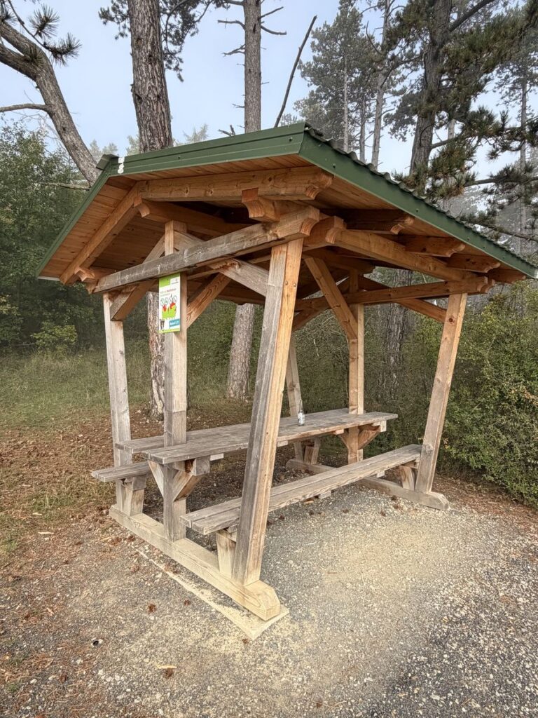 Hölzerne Schutzhütte mit Sitzbank am Wanderweg von Geisa zum Point Alpha