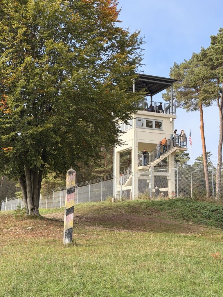 US-Beobachtungsturm am Point Alpha hinter dem Zaun, im Vordergrund ein DDR-Grenzpfahl