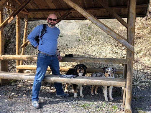 Steffen mit zwei Hunden in einer Schutzhütte an der Extratour Point-Alpha-Weg