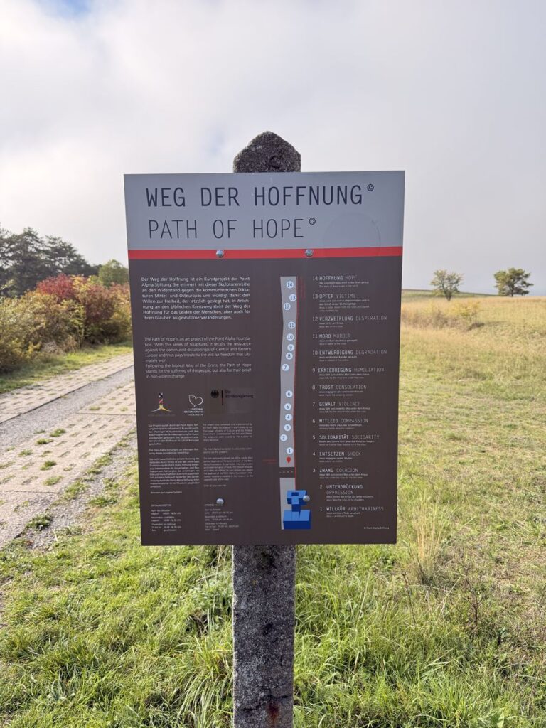 Informationstafel zum Weg der Hoffnung mit den 14 Stationen