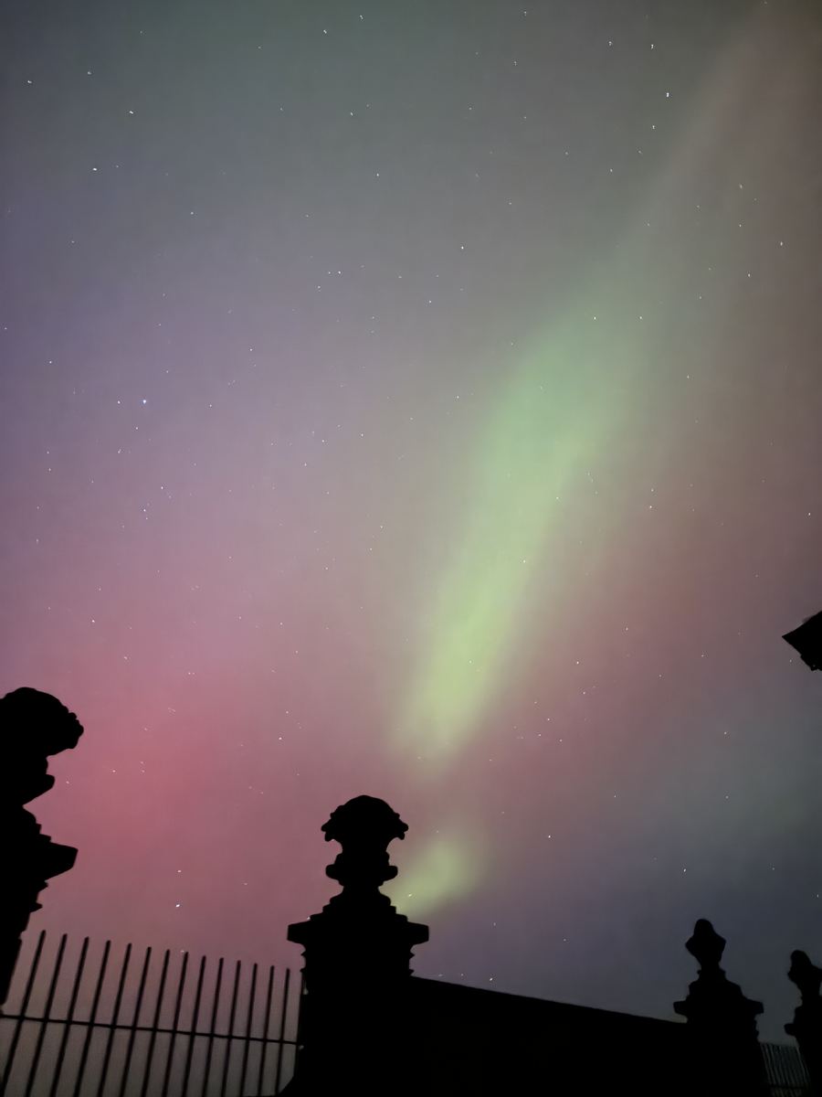 Grünes und rotes Polarlicht über den Figuren an der Propstei Johannesberg in Fulda, Mai 2024.
