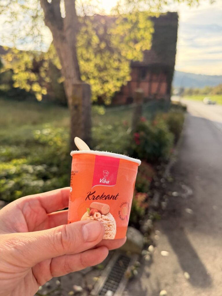 Becher Krokant-Eis aus dem Bauernladen in Ramsthal, in der Hand gehalten