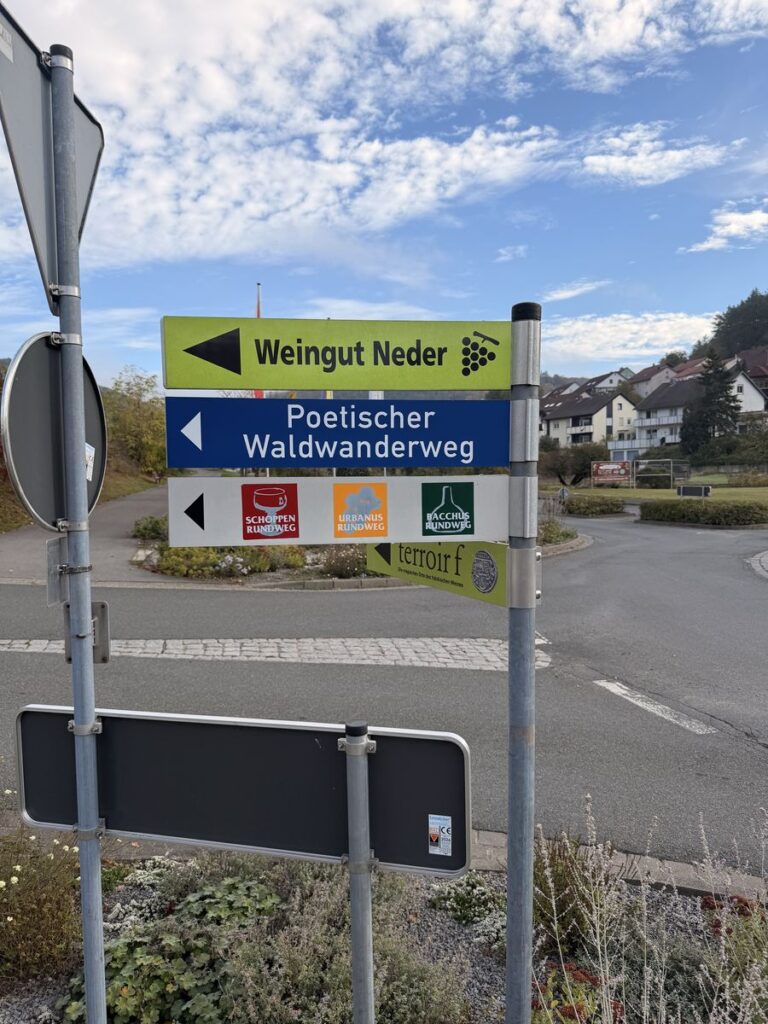 Wegweiser in Ramsthal zum Weingut Neder, zum Poetischen Waldwanderweg und zu den Weinrundwegen