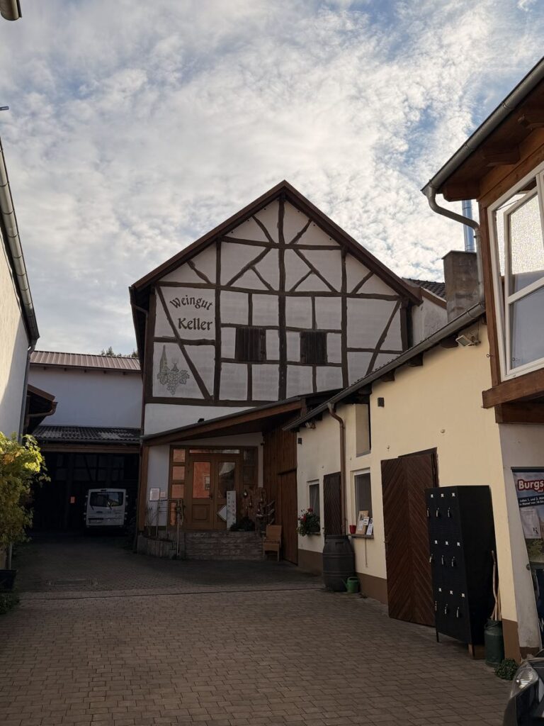 Fachwerkhof eines Weinguts an der Hauptstraße in Ramsthal