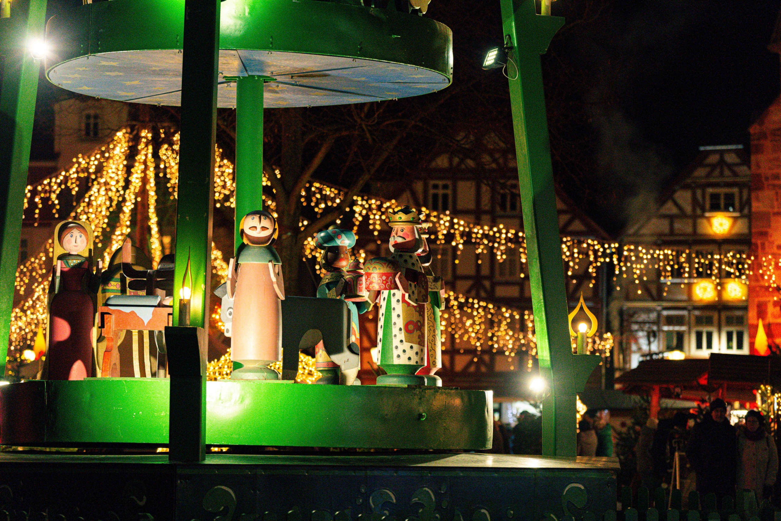 Beleuchtete Weihnachtspyramide auf dem Weihnachtsmarkt im Schlossinnenhof Rotenburg an der Fulda am Abend