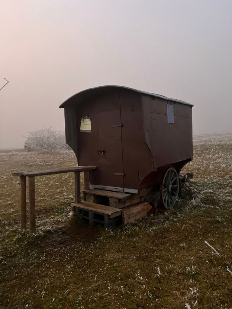 Alter Schäferwagen am Himmelsschauplatz bei Hofaschenbach im Winternebel